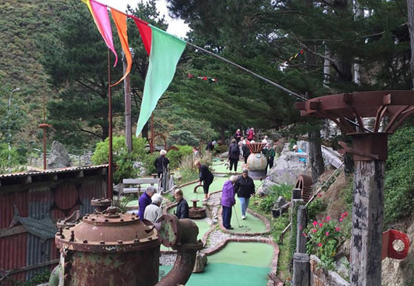 18 Holes of Minigolf for a Child – Option for an Adult