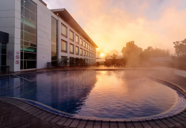 Luxury Stay for Two in a Deluxe King Room at Rydges Rotorua Incl. Buffet Breakfast at Chapman's Restaurant, Drink on Arrival, Late Check Out, Parking, & Access to Geothermally Heated Pool, Spa Pools and Gym - Option for Weekends & 2-Night Stays