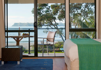 Coromandel Beachfront Break for Two People incl. Free WiFi, Late Checkout, Use of Kayaks, Beach Bar, BBQ & Spa Pool - Options for Two or Three Nights