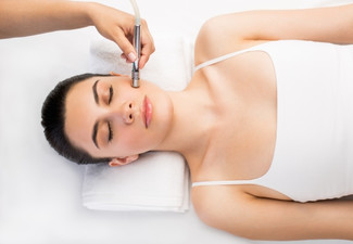 Face Microneedling incl. LED Light Treatment - Option for Face, Neck & Décolletage