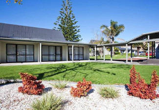 One-Night Auckland Airport Stay for Two in Queen Room incl. Cooked Breakfast, Late Check-out & Airport Transfer - Option for Two-Nights