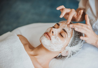 Ayurvedic Facial incl. Eyebrow Threading, Extractions, Foot Massage & LED Light Therapy