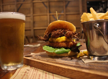 Holy Crab Burger & Beer Combo