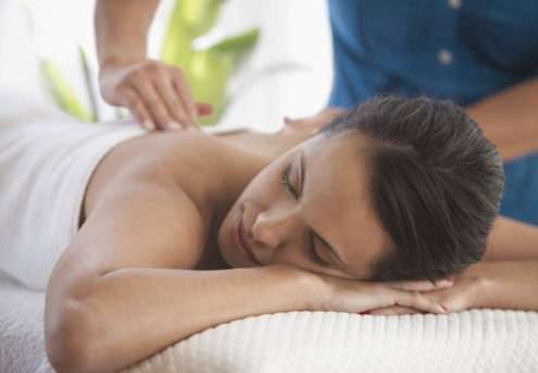60-minute Full Body Chinese Oil Massage - Options for Couple, 90-Minute Massage with Chinese Medicine Doctor, or $40 Voucher for Chinese Medicine