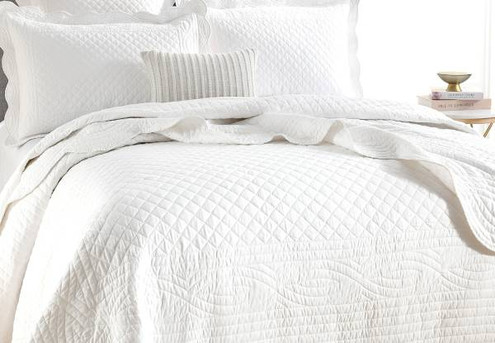 Scallop Jacquard Coverlet Incl. Pillowcase - Available in Two Colours, Three Sizes & Option for Extra European Pillowcase