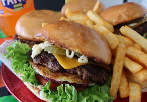 two smash cheeseburgers, fries & drinks for two people incl.