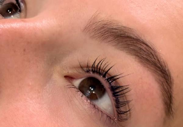 Deluxe HydraFacial Glow & LED Light Therapy incl. Eyebrow Shape & Returning Voucher 10% Off Next Visit