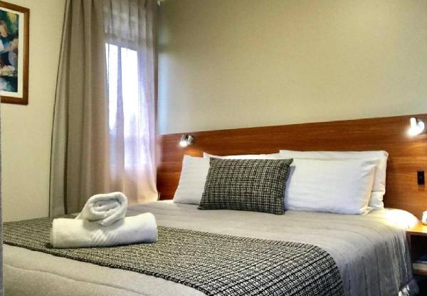 One-Night Stay at Ventura Inn & Suites Hamilton for Two People incl. Breakfast - Option for Standard Studio & Standard Suite