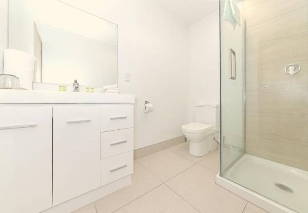 One-Night Stay for Two in a Deluxe King Room incl. Cooked Breakfast, Late Check-out, Airport Transfers & Car Parking - Option for Two-Nights