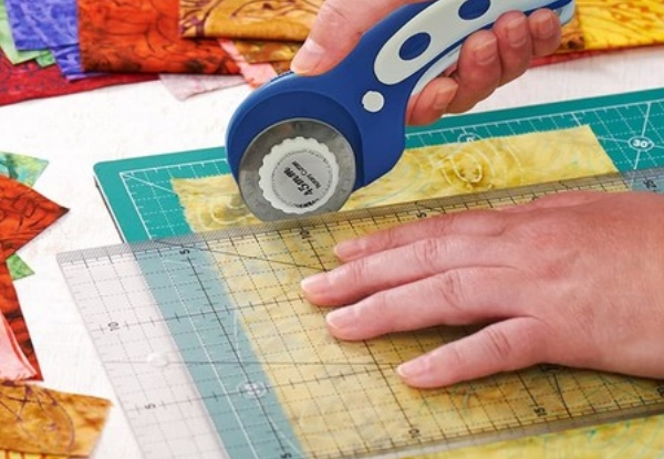 Rotary Fabric Cutter with Safety Lock & Five-Piece Extra Blades - Two Colours Available