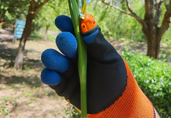 Gardening Gloves with Thumb Knife on Right Hand