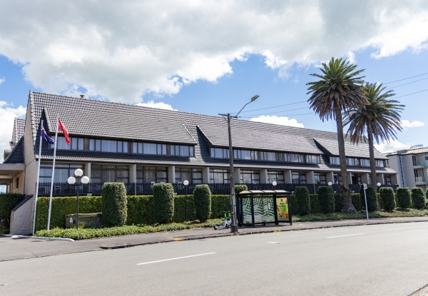 One-Night Stay at the Rose Park Hotel in a Standard Queen Room for Two incl. Parking, Early Check-In, Late Check-Out, WIFI & Swimming Pool - Option to incl. Breakfast & $30 Garden View Restaurant Voucher - Option for Superior King Room & Up to 3 Nights