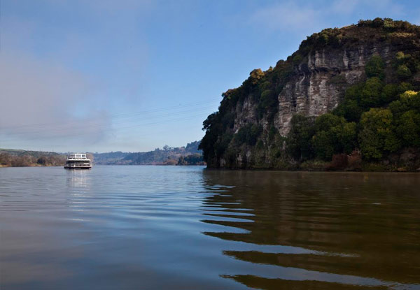 Overnight Midwinter Houseboat Experience for up to Six People incl. Midwinter Dinner, Breakfast, On-Board Spa Pool & Bottle of Bubbles