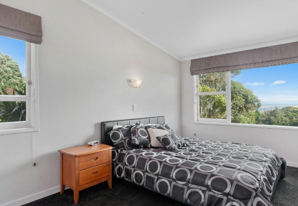 White Island Heights Luxurious Stay for up to Eight People incl. Unlimited Wifi, Late Checkout, Bottle of Bubbles & Welcome Hamper - Option for a Romantic Stay for Two People