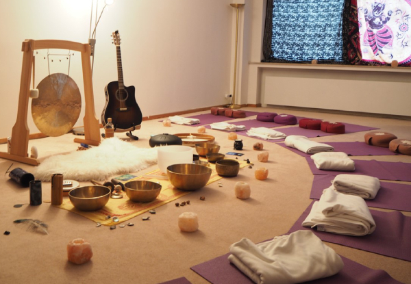 Perfect Vibe Mini Three-Hour Retreat incl. Somatic Yin Yoga, Yoga Nidra & Sound Bath Healing Session for One - Option to incl. Yoga Bolster