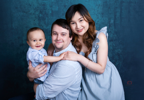 Premium Family Photoshoot Package for Up to 20 People Incl. Viewing Session & Frame Print 11 X 14 inch