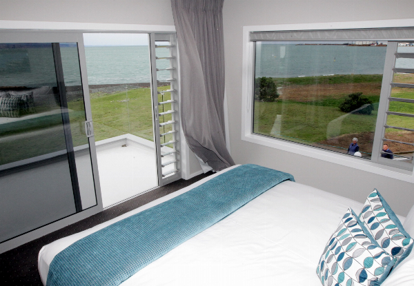 Saturday Night Waterfront Stay for Two in Napier incl. $100 Food & Beverage Voucher
