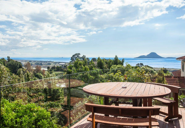 White Island Heights Luxurious Stay for up to Eight People incl. Unlimited Wifi, Late Checkout, Bottle of Bubbles & Welcome Hamper - Option for a Romantic Stay for Two People