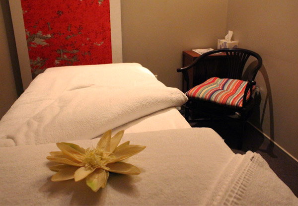 60-Minute Combination Treatment incl. a 40-Minute Massage with Foot Reflexology & Welcome Foot Spa