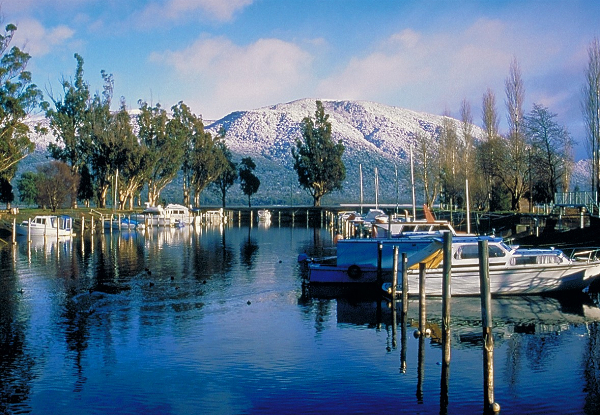 One-Night Four-Star Te Anau Stay for Two-People in a Deluxe Double/Twin Room incl. Cooked Breakfast, Late Checkout Wifi & Free Parking - Options for Two or Three Nights