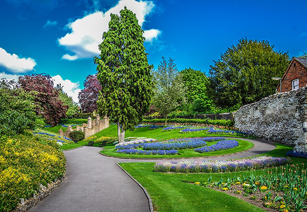 Per-Person, Twin-Share Four-Night Gardens of England Tour incl. Hotel Accommodation, Premium Mini-Coach Transport, Sightseeing & Garden Excursions
