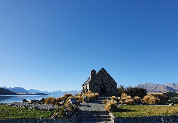 One-Night Lake Tekapo Escape in a Luxurious Lakeview House for Two to Four People incl. Speciality Chocolate, Souvenir Gift, WiFi & Parking - Options for up to Five Nights