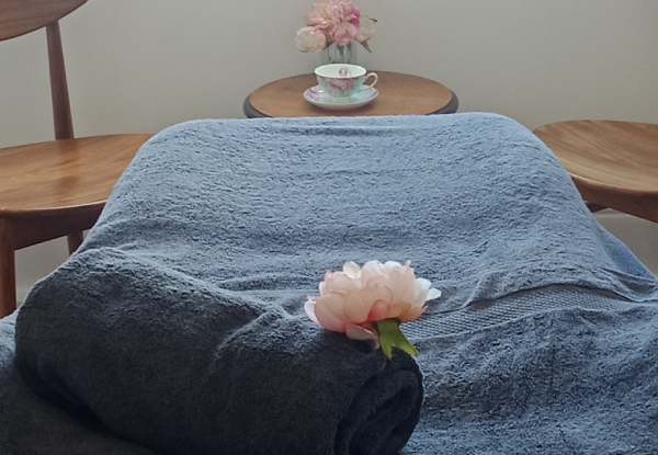 Boutique Summer Pamper Package incl. 30-Minute Relaxation Massage, Mini Facial & Eye Trio - Option to incl. Pedicure