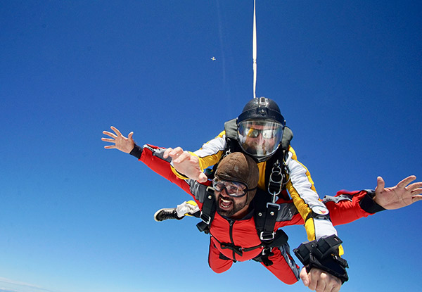 9000ft Tandem Skydive Package Overlooking the Bay of Islands incl. a Voucher Towards a Photo Package - Options for up to 20,000ft - Valid Saturday & Sunday Only