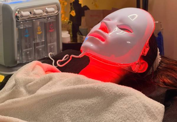 Deluxe HydraFacial Glow & LED Light Therapy incl. Eyebrow Shape & Returning Voucher 10% Off Next Visit