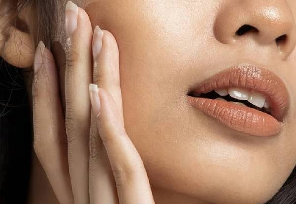 75-Minute Luxurious Facial Package incl. Evolve Facial, Brow Tint & Shape & Red Light Therapy