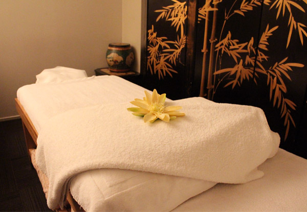 60-Minute Combination Treatment incl. a 40-Minute Massage with Foot Reflexology & Welcome Foot Spa