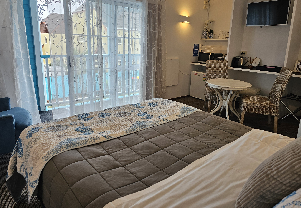 One-Night Whitianga Getaway for Two People in an En-Suite Queen Room incl. Discounts on Local Eatery Places & Boat Activities - Options for Two or Five-Nights Stay, Three People or a Family of Four, Twin Room or Family Unit