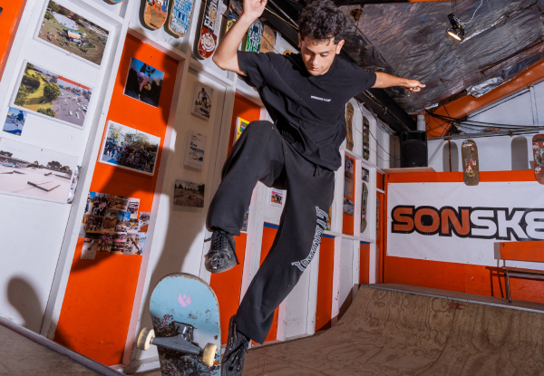 Beginner Skateboarding Lesson incl. Helmet & Skateboard - Option for All Day Entry Pass to Sonsk8 Indoor Skatepark