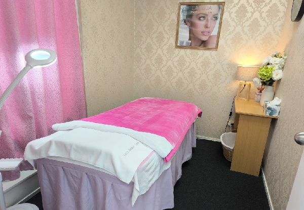 120-Minute Luxury Pamper Package incl. Neck, Shoulder and Back Lymphatic Drainage & Anti-Aging Facial