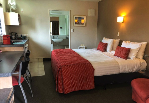 One-Night Ashburton Stay for Two People in a Superior Studio incl. Two Continental Breakfasts, Late Checkout, WiFi, Parking & Discount at Phat Duck Restaurant - Option for Two Nights