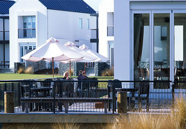 Peppers Clearwater Resort Luxury Romantic Two-Night Getaway for Two incl. Three-Course Dinner in The Lakes Resturant, Welcome Cocktail, Super Late Checkout, Full Breakfast & Parking