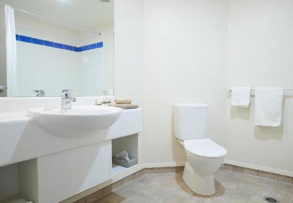 One-Night Stay at Ventura Inn & Suites Hamilton for Two People incl. Breakfast - Option for Standard Studio & Standard Suite