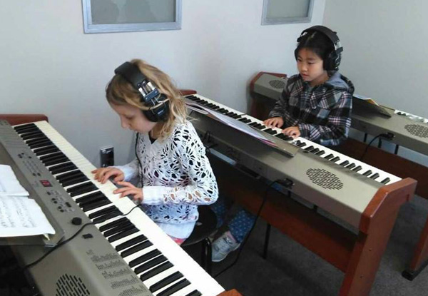 10 Weekly Beginner Piano Group Lessons incl. Registration, Two Coursebooks & Score Bag - Two Auckland Locations - All classes starting from 6th May 2021