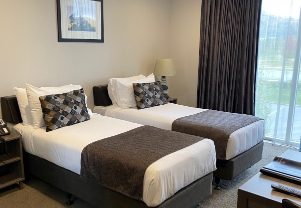 One-Night Queenstown Getaway in a Studio Apartment for Two People incl. WiFi & Parking - Option for Two Nights