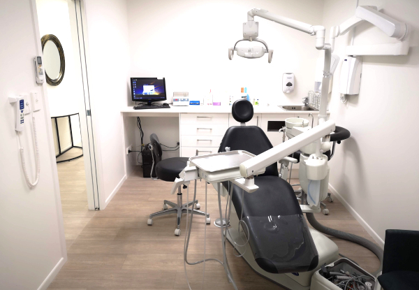 Dental Check-Up & Whitening Package incl. Examination, X-Rays, Scale, Polish & Teeth Whitening