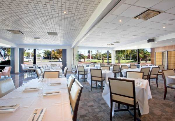 One-Night Auckland Airport Stay for Two in Queen Room incl. Cooked Breakfast, Late Check-out & Airport Transfer - Option for Two-Nights