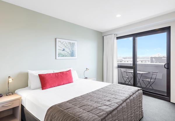 One-Night Stay in a One-Bedroom Suite incl. Wifi & Late Checkout for Two People