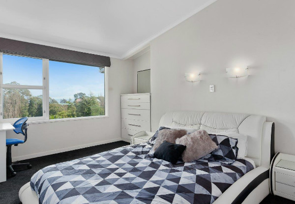 White Island Heights Luxurious Stay for up to Eight People incl. Unlimited Wifi, Late Checkout, Bottle of Bubbles & Welcome Hamper - Option for a Romantic Stay for Two People