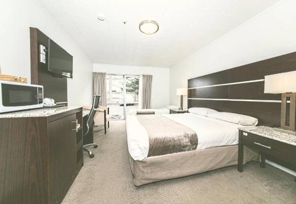 One-Night Stay for Two in a Deluxe King Room incl. Cooked Breakfast, Late Check-out, Airport Transfers & Car Parking - Option for Two-Nights