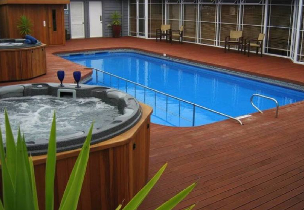 4.5-Star Rotorua Stay for Two People in a King/Twin Room incl. Cooked Buffet Breakfast, Late Checkout, Tennis & Kayak Hire Plus 10% Discount on Food Dinner Bill - Midweek or Weekend Stays Available