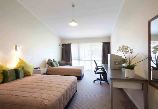 One-Night Auckland Airport Stay for Two in Queen Room incl. Cooked Breakfast, Late Check-out & Airport Transfer - Option for Two-Nights