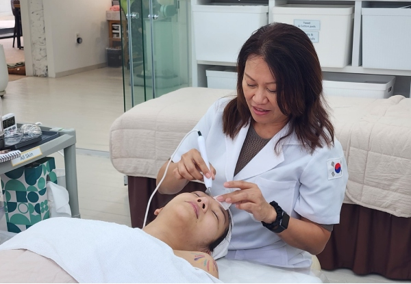 Korean Contour Glow Experience - 75-Minute Signature Facial