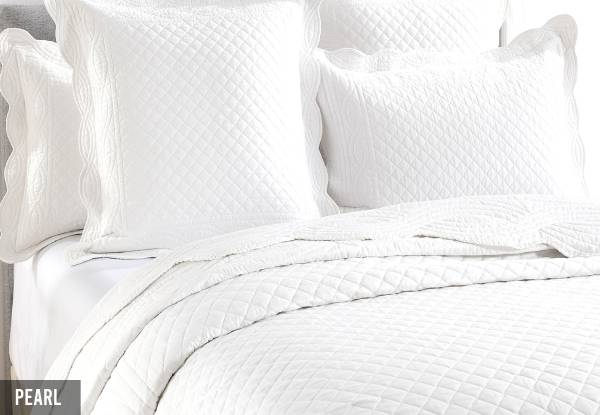 Scallop Jacquard Coverlet Incl. Pillowcase - Available in Two Colours, Three Sizes & Option for Extra European Pillowcase