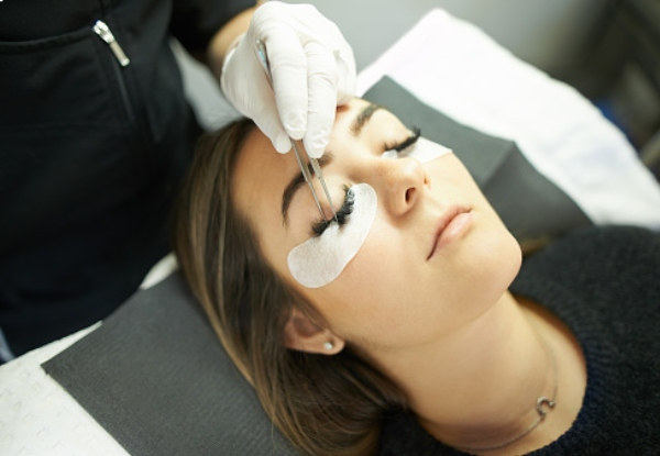 Classic Eyelash Extensions incl. Eyebrow Shape - Options for Soft Silk Full Set or Russian Volume