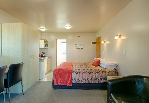 One Night Escape for Two People in a Studio Room in Greymouth incl. Continental Breakfast & Late Checkout - Options for Two Nights